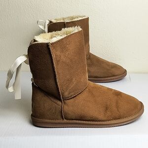 Apres by Lamo 10 Slip On Ribbon Boot Faux Fur Breathable Fit Chestnut